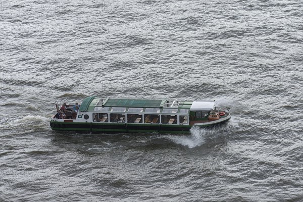 Launch on a harbour tour in the Port of Hamburg