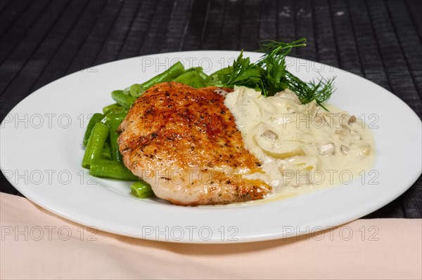 Grilled steak and french green bean with creamy onion sauce