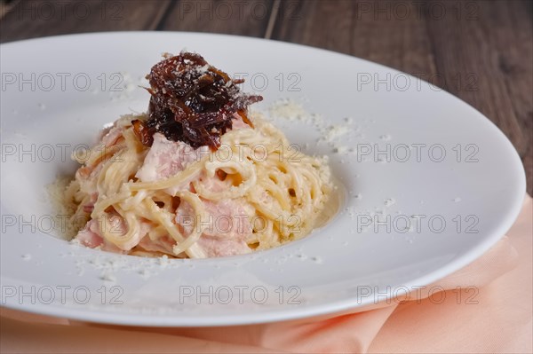 Pasta with ham and cheese with caramel onion
