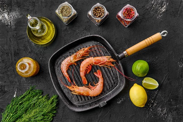 Top view of unpeeled shrimp with head in frying pan