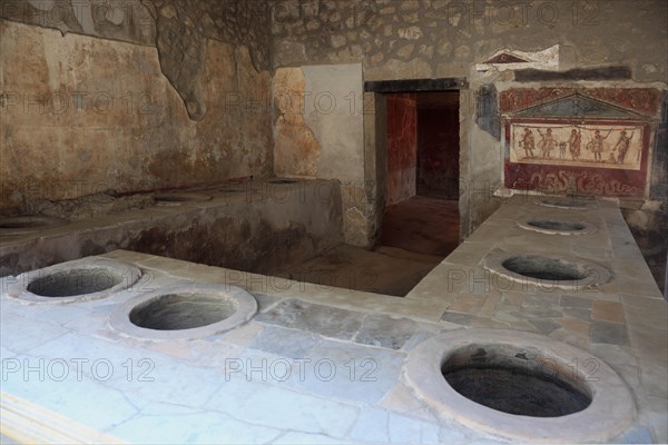 In the Thermopolium of the Asellina