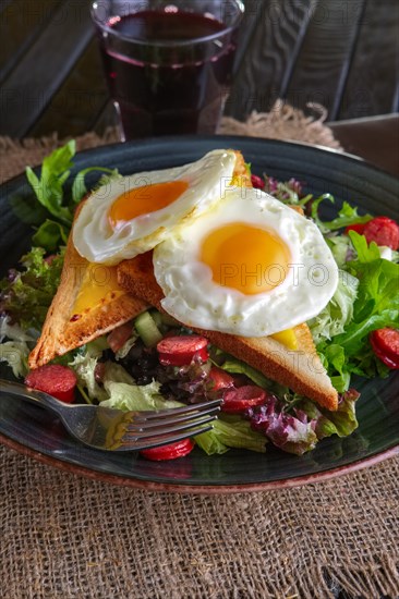 Fried eggs with toast