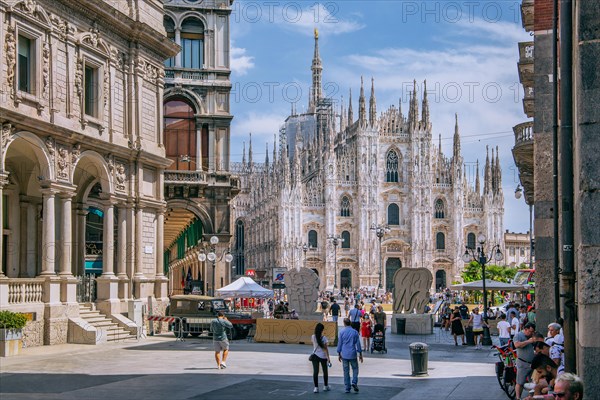 Palazzo Giureconsulti in Piazza dei Mercanti with view of the Duomo