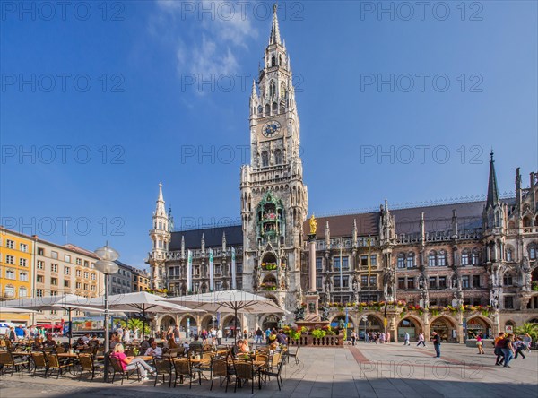 Marienplatz with street cafe and town hall