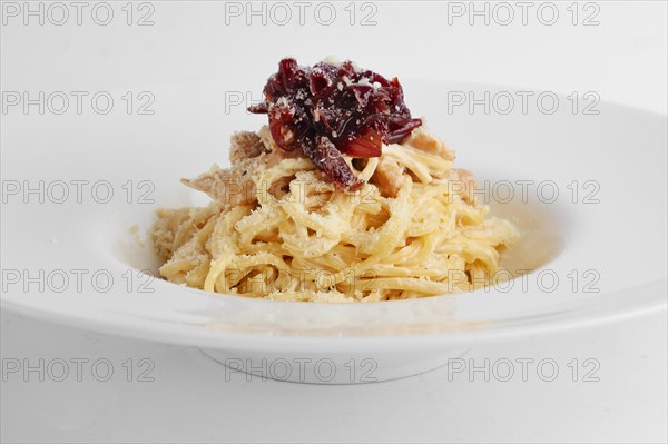 Close-up view of spaghetti with onion marmalade