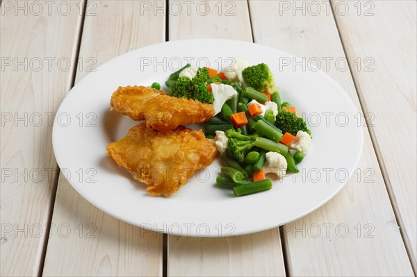 Fish fillet in batter with boiled vegetables