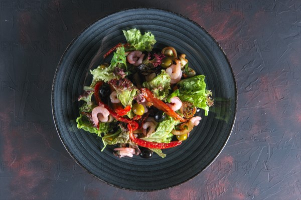 Spanish salad with shrimps and cured tomato