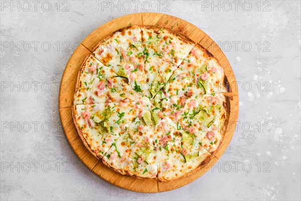 Thin-crust pizza dough with shrimps and zucchini