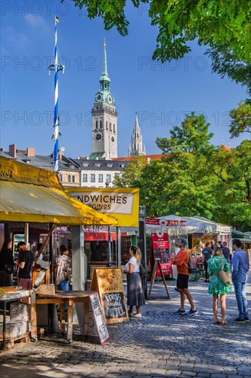 Stalls at the Viktualienmarkt with the tower Alter Peter