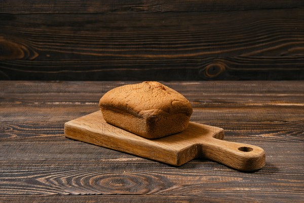 Whole uncut biscuit cake with apple