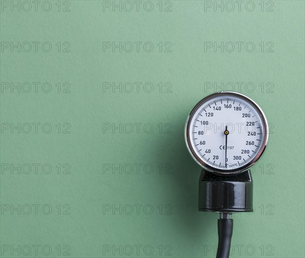 Dial aneroid sphygmomanometer