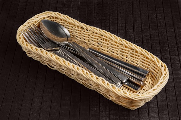 Wicker basket for knives