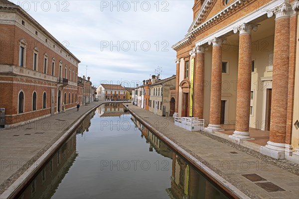 Via Agatopisto on the canal