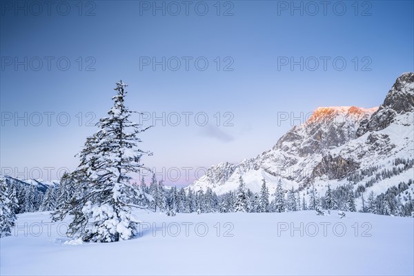 Mandlwand and Hochkoenig in winter