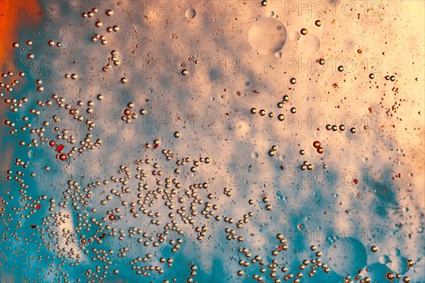 Oil bubbles inside water base form patterns