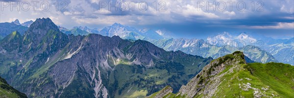 Mountain panorama from Laufbacher-Eckweg to Hoefats