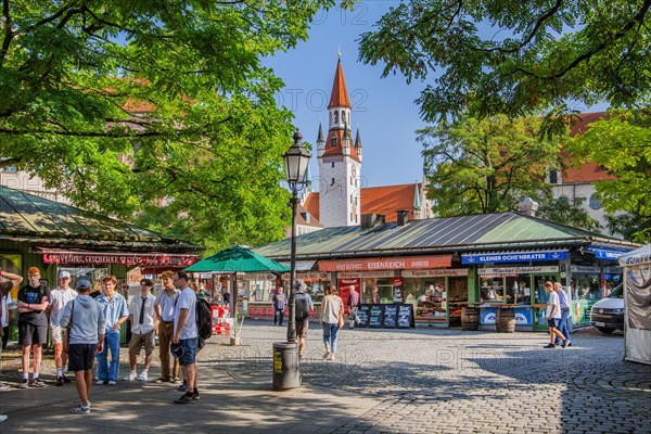 Stalls at the Viktualienmarkt with the tower of the Old Town Hall