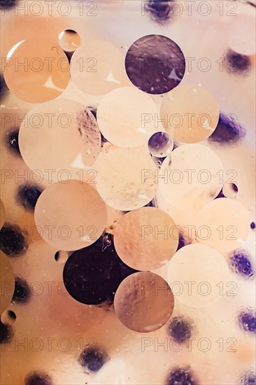 Oil bubbles inside water base form patterns