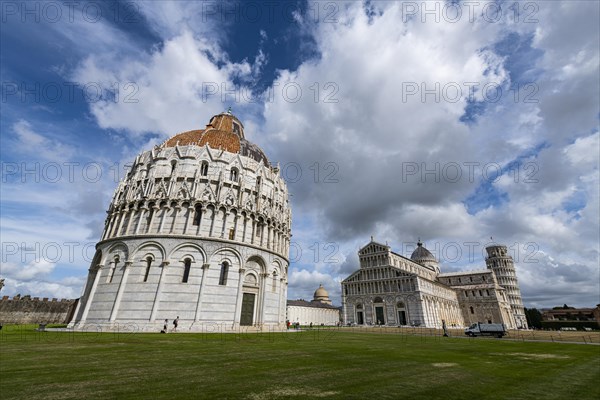 Piazza del Duomo with cathedral and leaning tower