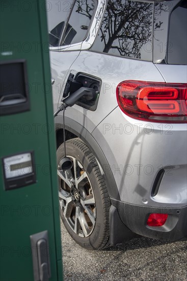 Car filling up with electricity