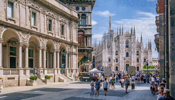 Palazzo Giureconsulti in Piazza dei Mercanti with view of the Duomo