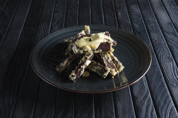 Garlic brown bread cracker with melted cheese