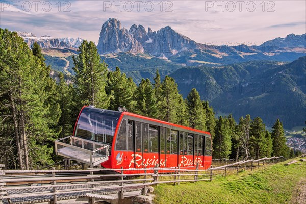 Funicular railway to the Raschoetzalm with the Langkofelgruppe 3181m