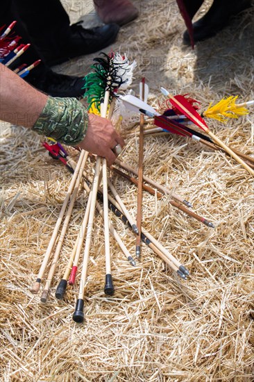 Arrow in hand as rprojectile weapon system archery