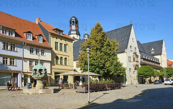Hennebrunnen by sculptor Georg Wrba and town hall
