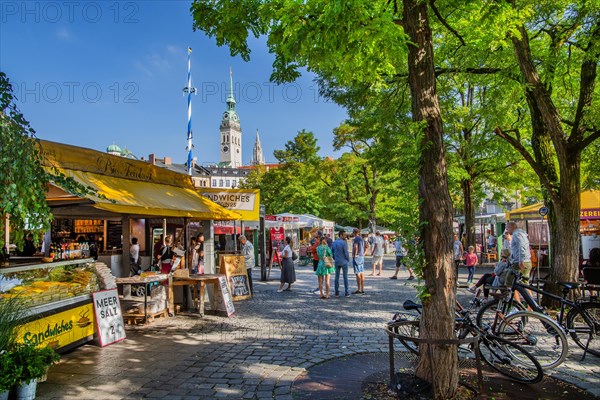 Stalls at the Viktualienmarkt with the tower Alter Peter