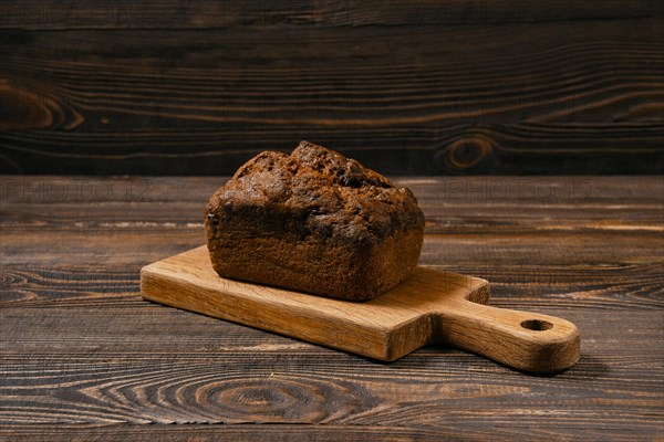 Whole uncut biscuit cake with walnut