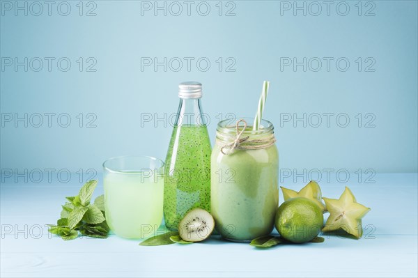 Front view green smoothie drinks