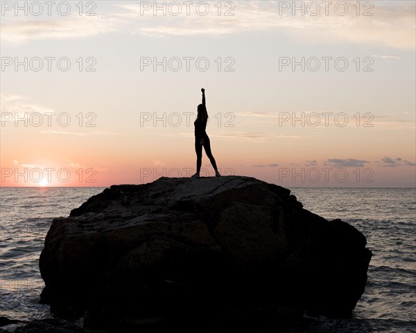 Long shot woman sportswear enjoying sunset