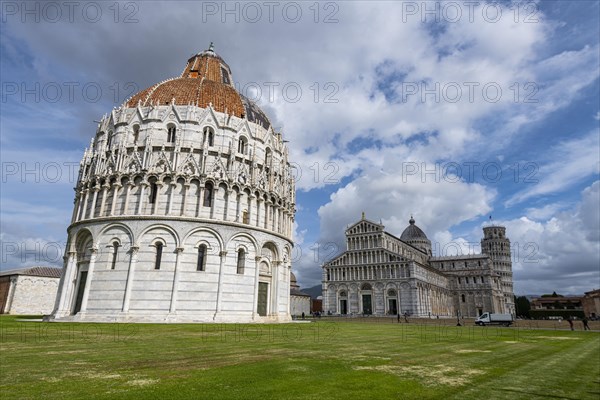 Piazza del Duomo with cathedral and leaning tower