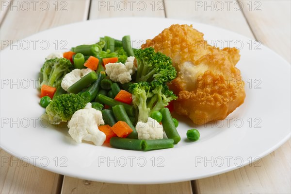 Fish fillet in batter with boiled vegetables