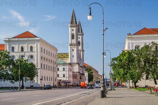 Geschwister Scholl Platz with Ludwigskirche