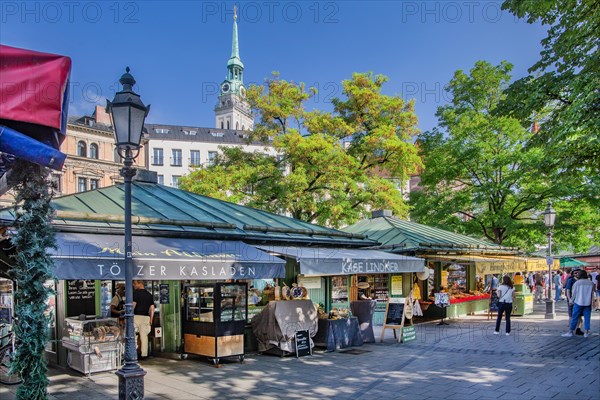 Stalls at the Viktualienmarkt with the tower Alter Peter