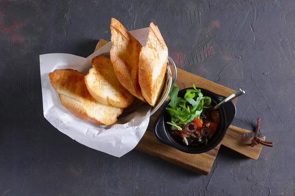 Crispy toasts with tomato