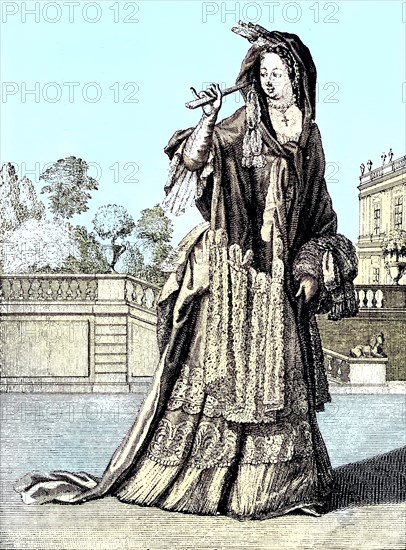 Noble lady with train dress and fontange