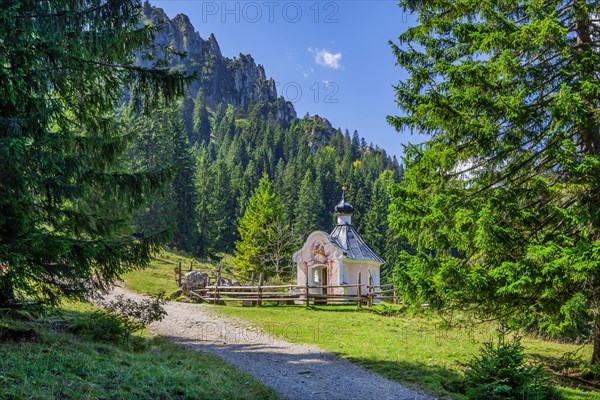 Hiking trail with St. Joseph's Chapel below Puerschling