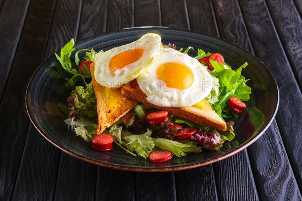 Fried eggs with toast