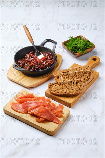 Preparation of salmon sandwich with caramelized onion