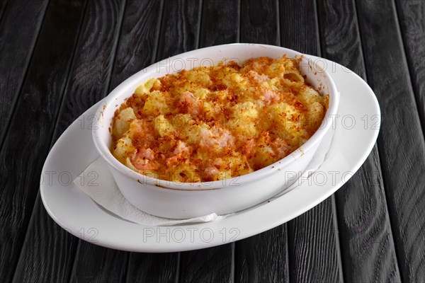 Pasta baked with shrimps and cheese