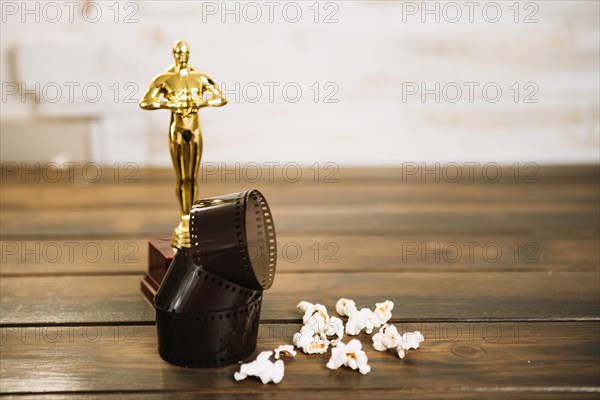 Oscar statuette film popcorn