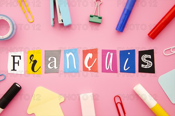 Francais lettering pink background