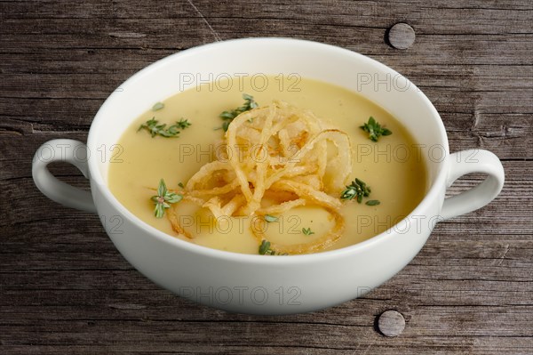 Onion soup-puree with circle toasts