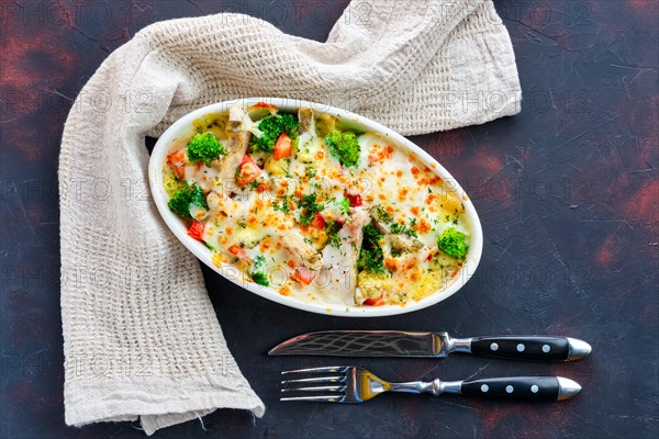 Top view of mac n cheese with zander and vegetables