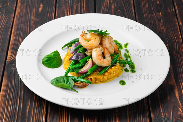 Lenten salad with shrimp