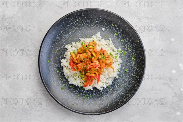 Top view of pulled beef with steamed bell pepper