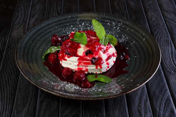 Meringue with cherry and strawberry jam